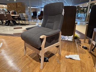 Sta-op stoel, grijs stof, elektrisch verstelbaar